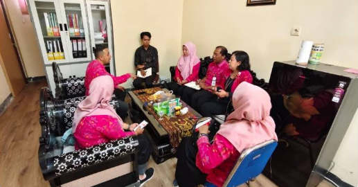 Rapat pembahasan terkait pengembangan dan implementasi aplikasi SI PEKA bersama tim internal rumah sakit